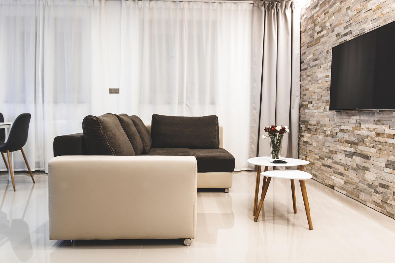 Silesia Residence Ostrava Exterior foto A living room with a flat screen television