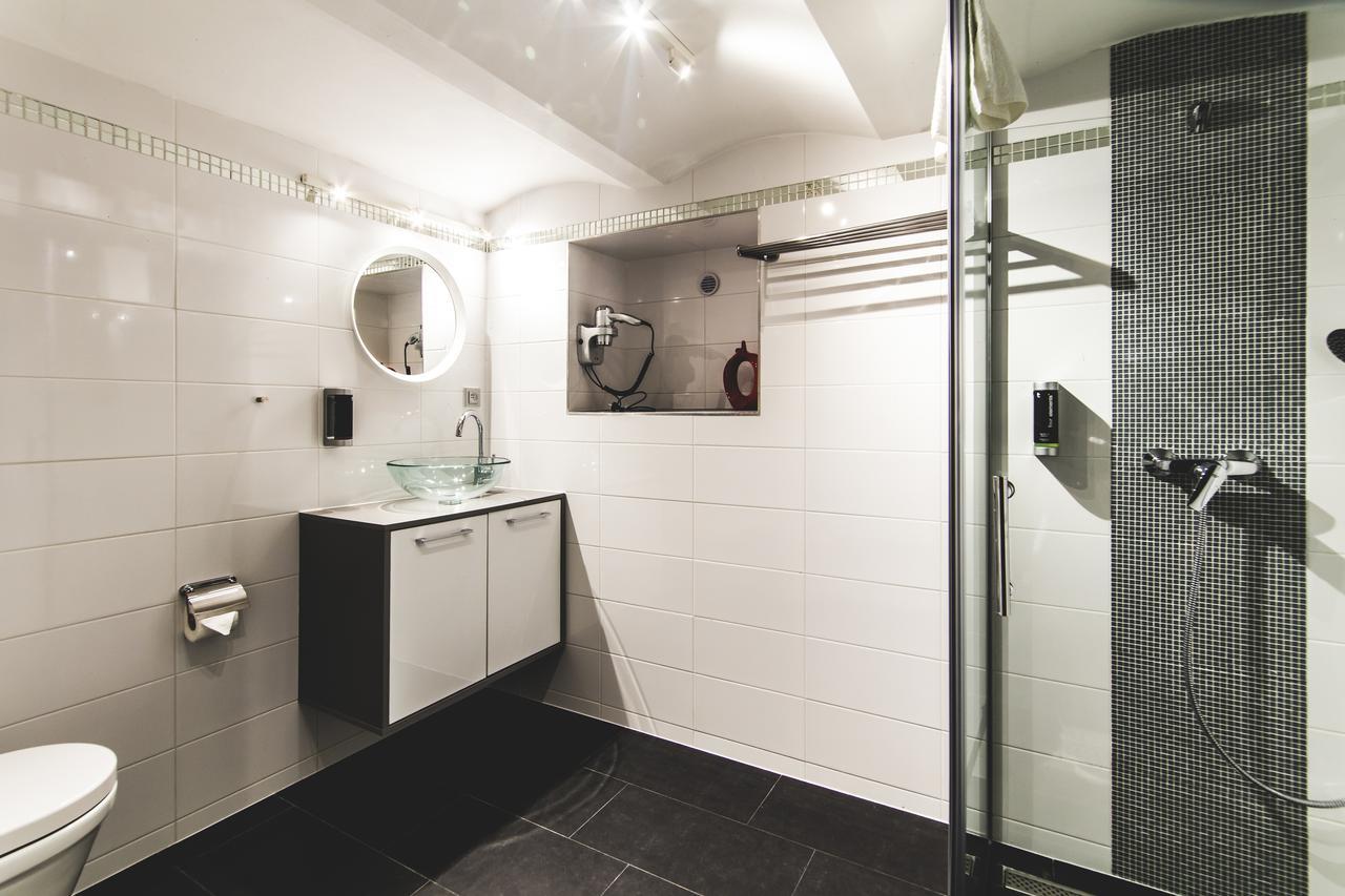 Silesia Residence Ostrava Exterior foto Bathroom with shower